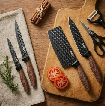 Set de cuchillos en uso sobre tabla de madera